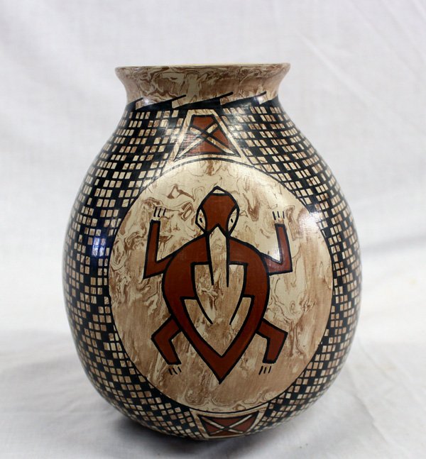 Mata Ortiz Eye Dazzler Turtle Olla by Luis Ortiz: Mata Ortiz Eye Dazzler Turtle Olla by Luis Ortiz, measures 7.5''H x 6.5''W and features eye dazzling checkerboard background, 3 stylized turtles, marbleized clay, and geometric accents