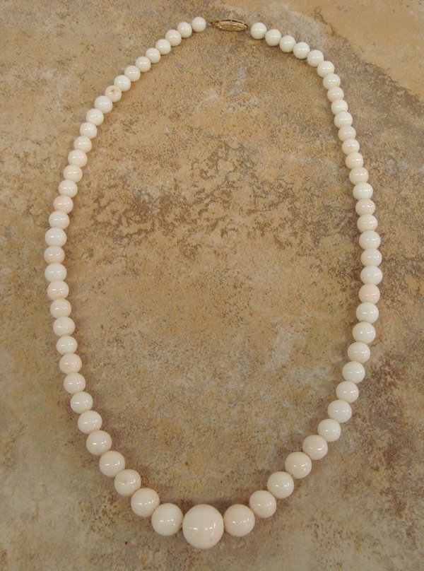 Ivory Peach Colored Gradutated Bead Necklace 14Kt Clasp: Graduated Peach & Ivory Colored Bead Necklace with 14KT Gold Clasp (marked), largest bead measures .5'' diameter, necklace measures 20'' end to end.