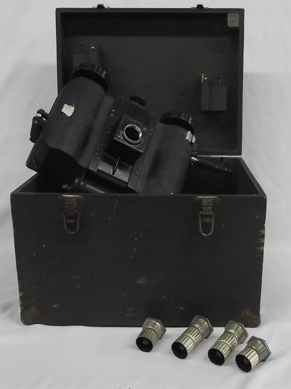 1935-40 WW II Bomber Plane Astrograph A1 Camera in Box: 1940s WW II Bomber Plane Astrograph A1 Camera in Original Box. Astrograph with box, Type A-1, metal / glass, made by the Sperti Company, Cincinatti, United States of America. Under Creative Commons Li