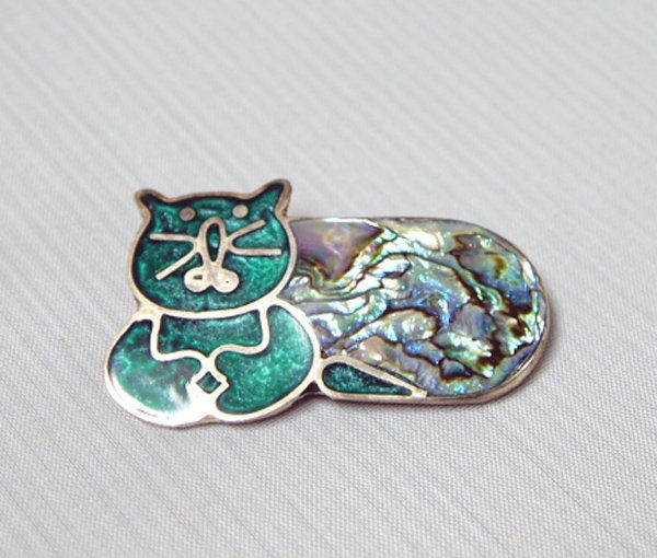 Mexican Alpaca Silver Abalone Cat Pin: Alpaca Silver Abalone Cat Pin, measures 1 7/8''L x 1 1/8''H, stamped Alpaca Mexico