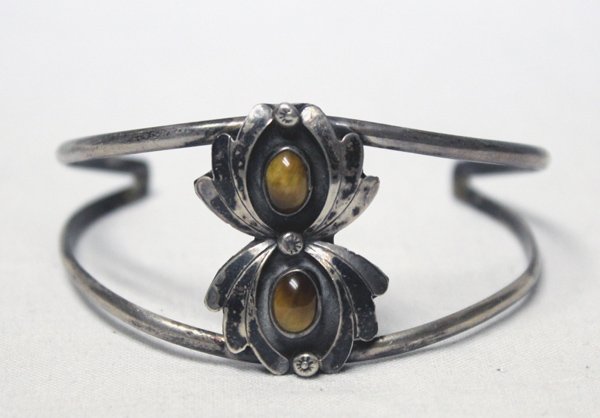 Antique Navajo Sterling Silver Tiger Eye Bracelet: Antique Navajo Sterling Silver Tiger Eye Bracelet, 11g in wt., inside measures 6.5'' which includes opening x 1''W, traditional leaf style setting embellished with silver and peyote bead accents, feat
