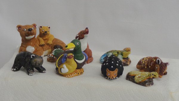10 Leps Peruvian Miniature Pottery Animal Figurines: Collection of Eight Peruvian Animal Figurines. Clay painted pieces include: A lioness & cub, baby bear, ant eater, lizard, porcupine, snake, wolf and mallard duck pair. All are stamped ''Peru Zoonies'