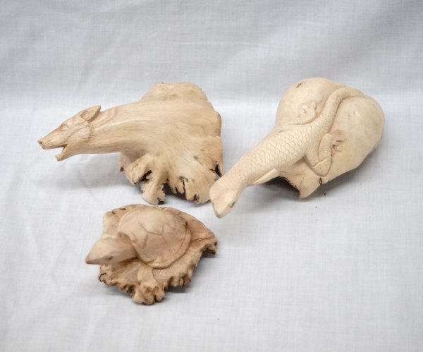 Balinese Chinaberry Carved Turtle Wplf & Lizard: Group of 3 Balinese Chinaberry Hand Carved Burls, featured are a turtle, howling wolf, and gecko, sizes range from 4'' to 6''L, from Bali, Indonesia, fabulous details