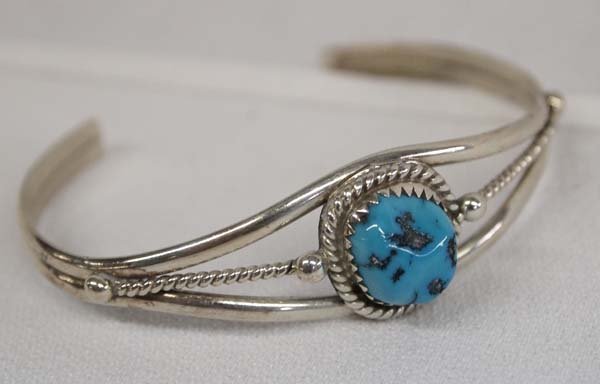 Navajo Sterling Silver Kingman Turquoise Bracelet: Navajo Sterling Silver Kingman Turquoise Bracelet, inside measures 6'' which includes opening x 1''W, stamped sterling, traditional Navajo style setting, 11g in total wt.
