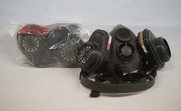 Tyco Scott Gas Mask and 2 Filters: Tyco Scott Gas Mask and 2 Filters