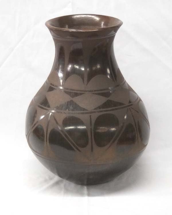 Santo Domingo Matte on Black Pottery Olla, Aguilar (1 of 4)