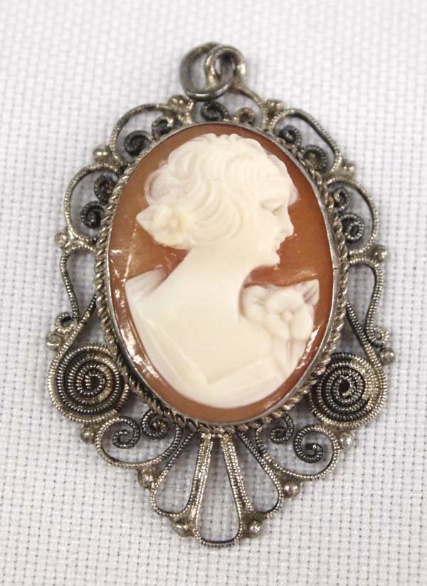 Vintage Shell Cameo Pendant: Vintage Shell Cameo Pendant, measures 1.5'' x 1'', beautiful sterling silver set with a hand carved cameo, 4.68g in total wt.