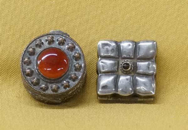 2 Ladies Snuff Boxes: 2 Ladies Snuff Boxes, sterling box with garnet on top measures 1.25'' x 1.25'', the copper and brass with carnelian cab on top measures 1.25''D