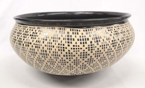 Large Mexican Mata Ortiz Eye Dazzler Bowl (1 of 3)