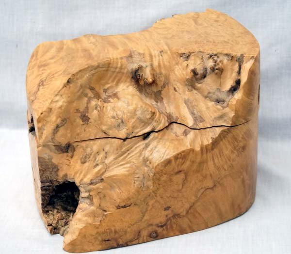 Exquisite Wood Puzzle Box Carved by Earl Mann: Exquisite Wood Puzzle Box Carved by Earl Mann, measures 6''Deep x 5.75''H x 8.5''W, gorgeous wood