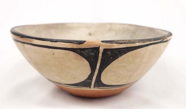 1950 Native American Santo Domingo Chile Bowl: 1950 Native American Santo Domingo Chile Bowl, measures 3''H x 8''D, spirit line around rim, signed RRL