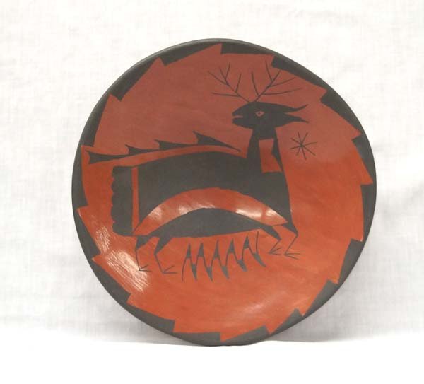 Mexican Mata Ortiz Shallow Deer Bowl by Gonzalez: Mexican Mata Ortiz Shallow Deer Bowl by Jose Gonzalez, measures 9''W x 2''H, signed by artist, features deer inside of bowl and on the bottom