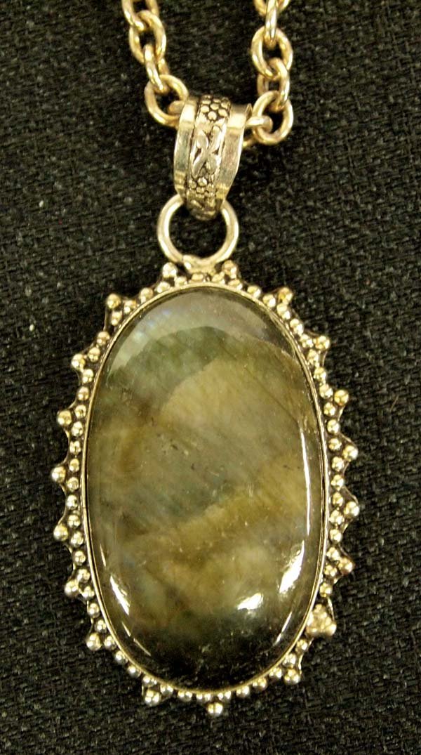 Beautiful Sterling & Labradorite Pendant Necklace: Beautiful Sterling & Labradorite Pendant Necklace, sterling chain measures 19'' end to end and pendant measures 2''L x 1''W