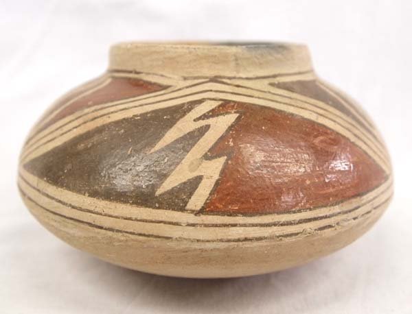 Vintage Casas Grandes Jar by Olivia Lopez Quezada: Vintage Casas Grandes Jar by Olivia Lopez Quezada, measures 5.25'' x 3''H, signed by artist, Olivia is the daughter of Juan Quezada's sister Reynalda