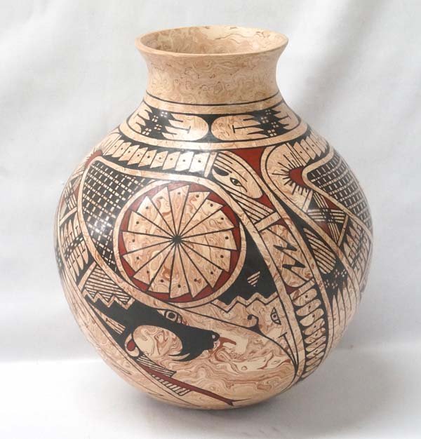 Mexican Mata Ortiz Polychrome Jar by Paty Ortiz: Beautiful Mexican Mata Ortiz Polychrome Jar by Paty Ortiz, measure 9'' x 9'' and signed by artist, truly a work of art!