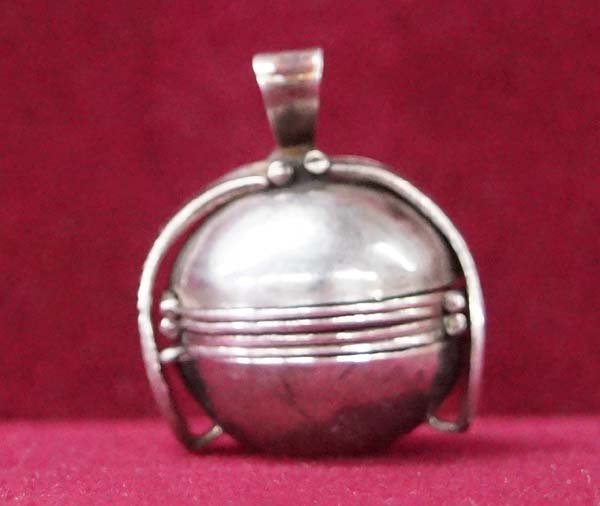 Sterling Silver Multi Photo Locket: Sterling Silver Multi Photo Locket, measures 1''D, holds 4 photos and is stamped .925