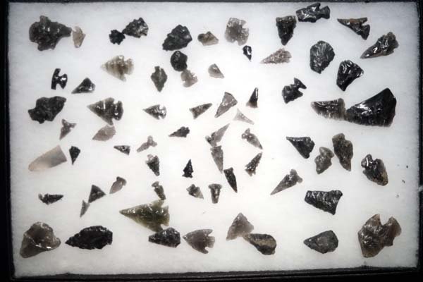 Large Collection Prehistoric Obsidian Arrowheads (1 of 4)