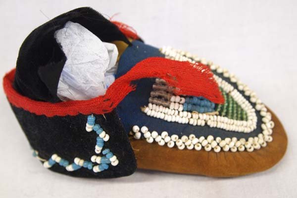 Native American Iroquois Beaded Single Moccasin (1 of 4)