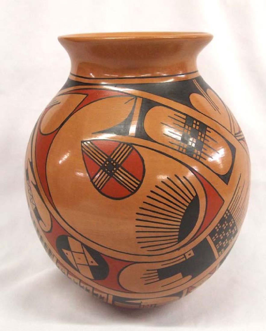 Mexican Mata Ortiz Polychrome Pottery Jar: Mexican Mata Ortiz Polychrome Pottery Jar, measures 7.75''D x 9.25''H