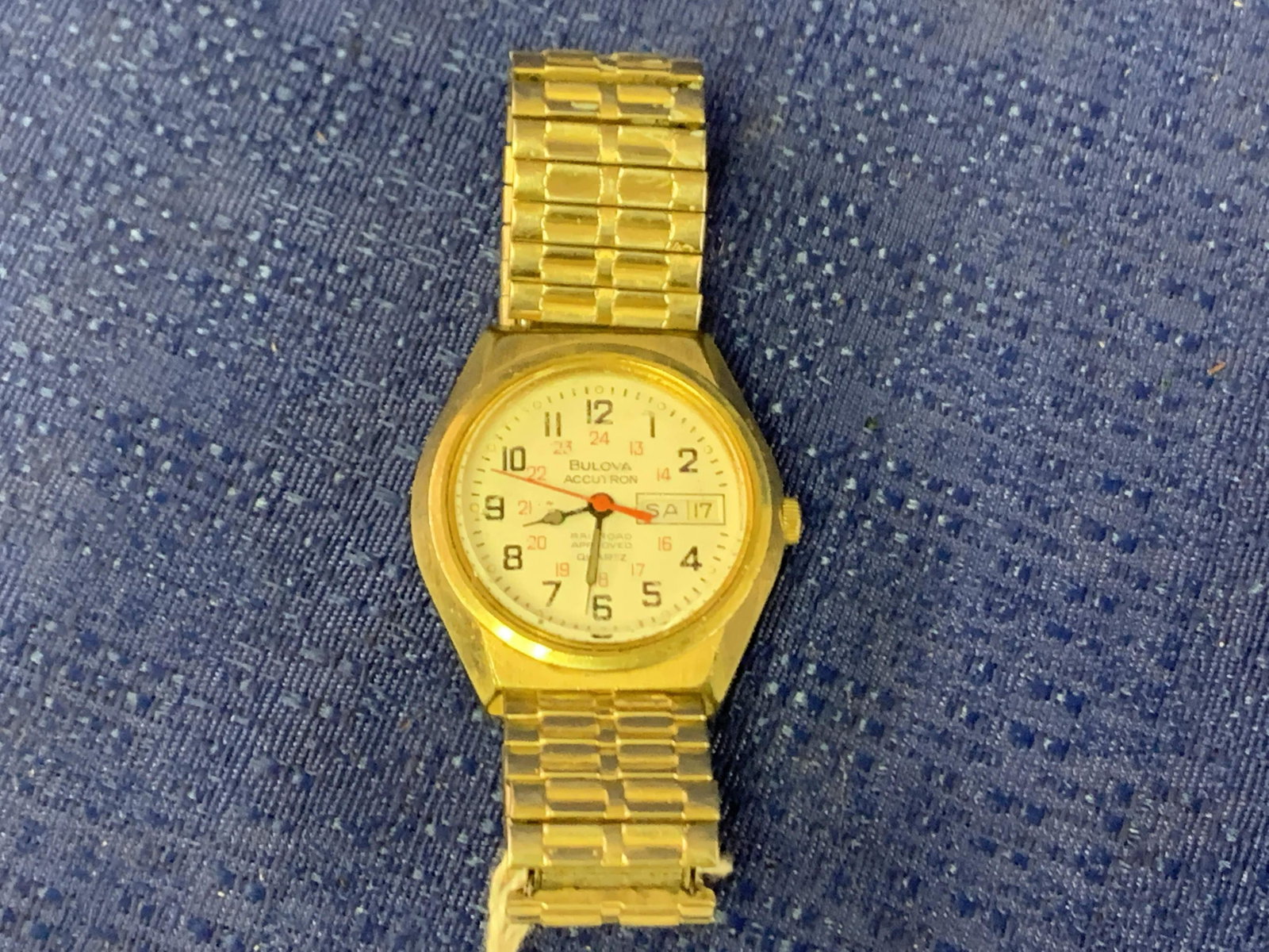 Bulova Accutron Wrist Watch -Railroad Approved Quartz: Bulova Accutron Wrist Watch -Railroad Approved Quartz, 10k, #F613758, Given to Al for 50 years with the DM&IR, scratches on glass face, has been worn