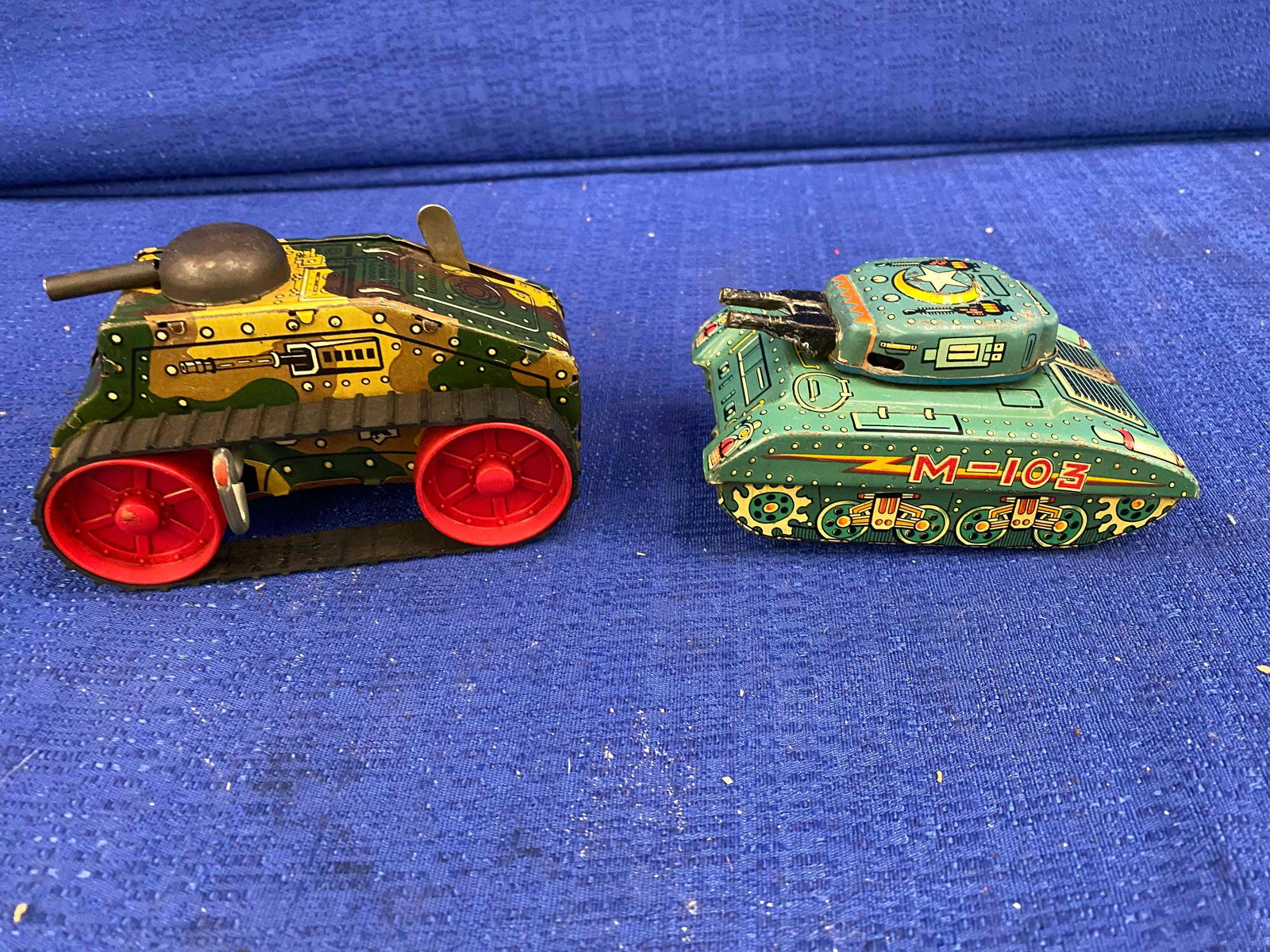 2 Vintage Tin Toy Army Tanks (1 of 10)
