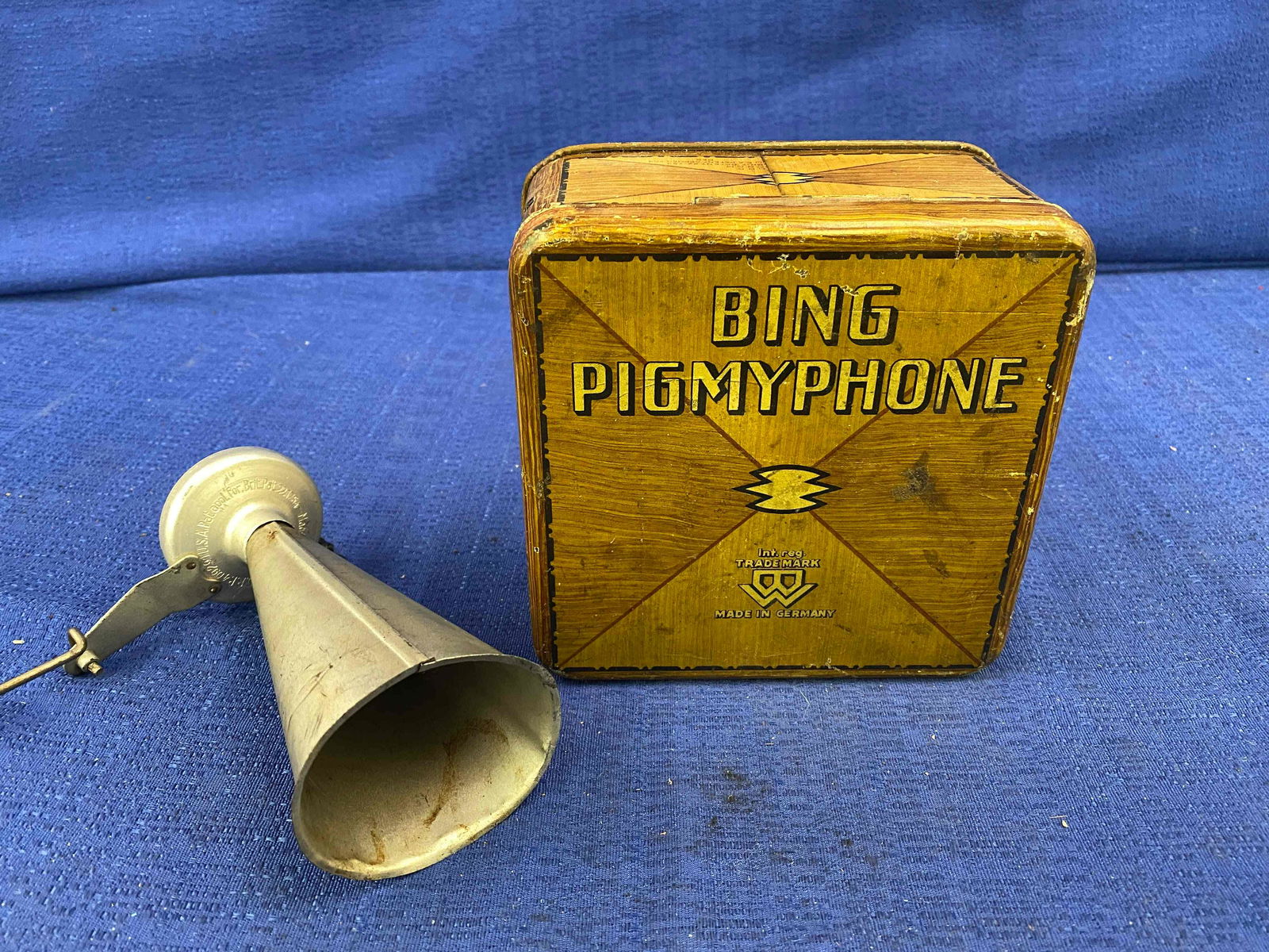 Bing PigMePhone Tin Wind-up Record Player (1 of 8)