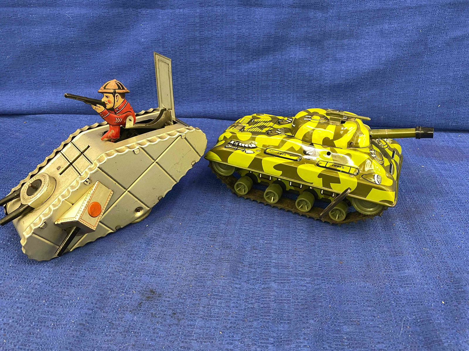 2 Louis Marx & CO. wind-up Army Tanks (1 of 12)