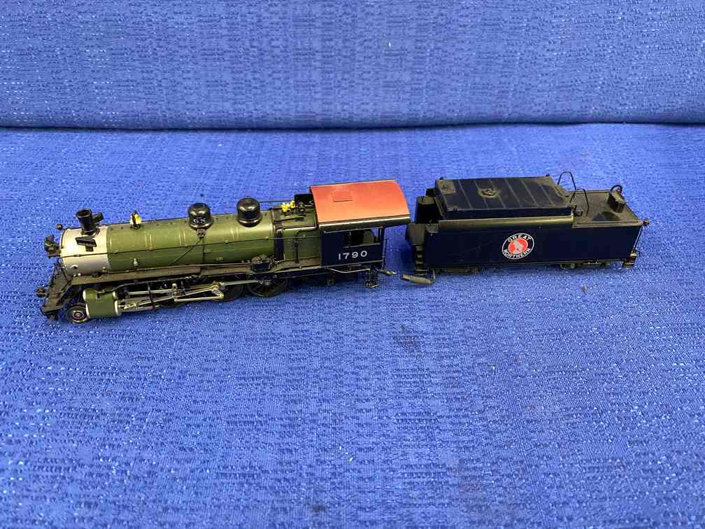 Westside Great Northern 4-6-2 Engine with Tender (1 of 4)