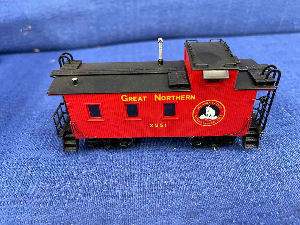 Challenger Great Northern Caboose: Challenger Great Northern Caboose, HO in box, Great Northern x551 Caboose, Challenger Imports, Made in Korea, Factory Painted