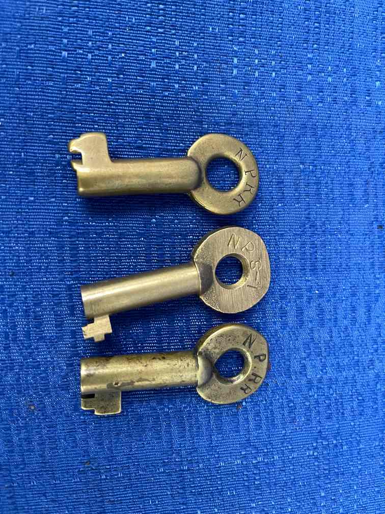 3 Northern Pacific Railway Brass Lock Keys (1 of 3)