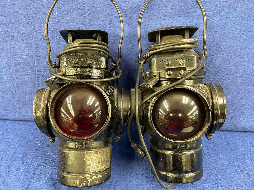 2 Caboose Lanterns (1 of 9)