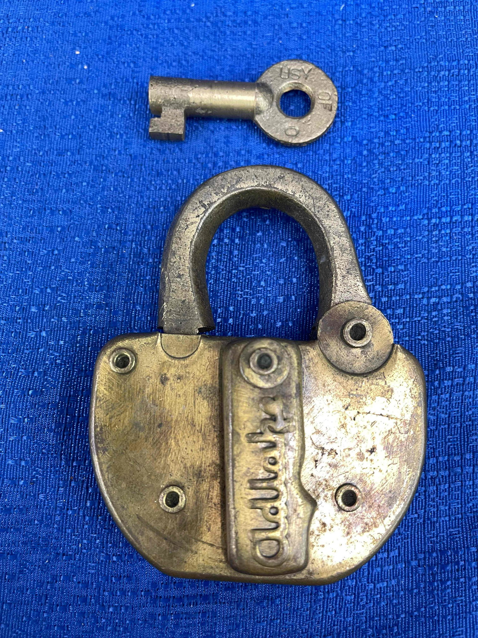 Union Stock Yards of Omaha, Adlake Brass Lock and Key: Union Stock Yards of Omaha, Adlake Brass Lock and Key. Keys/Locks are all marked U.S.Y. of O. Brass Adlake lock and Adlake key from the Union Stock Yards of Omaha "USY of O" on both the lock and key. 