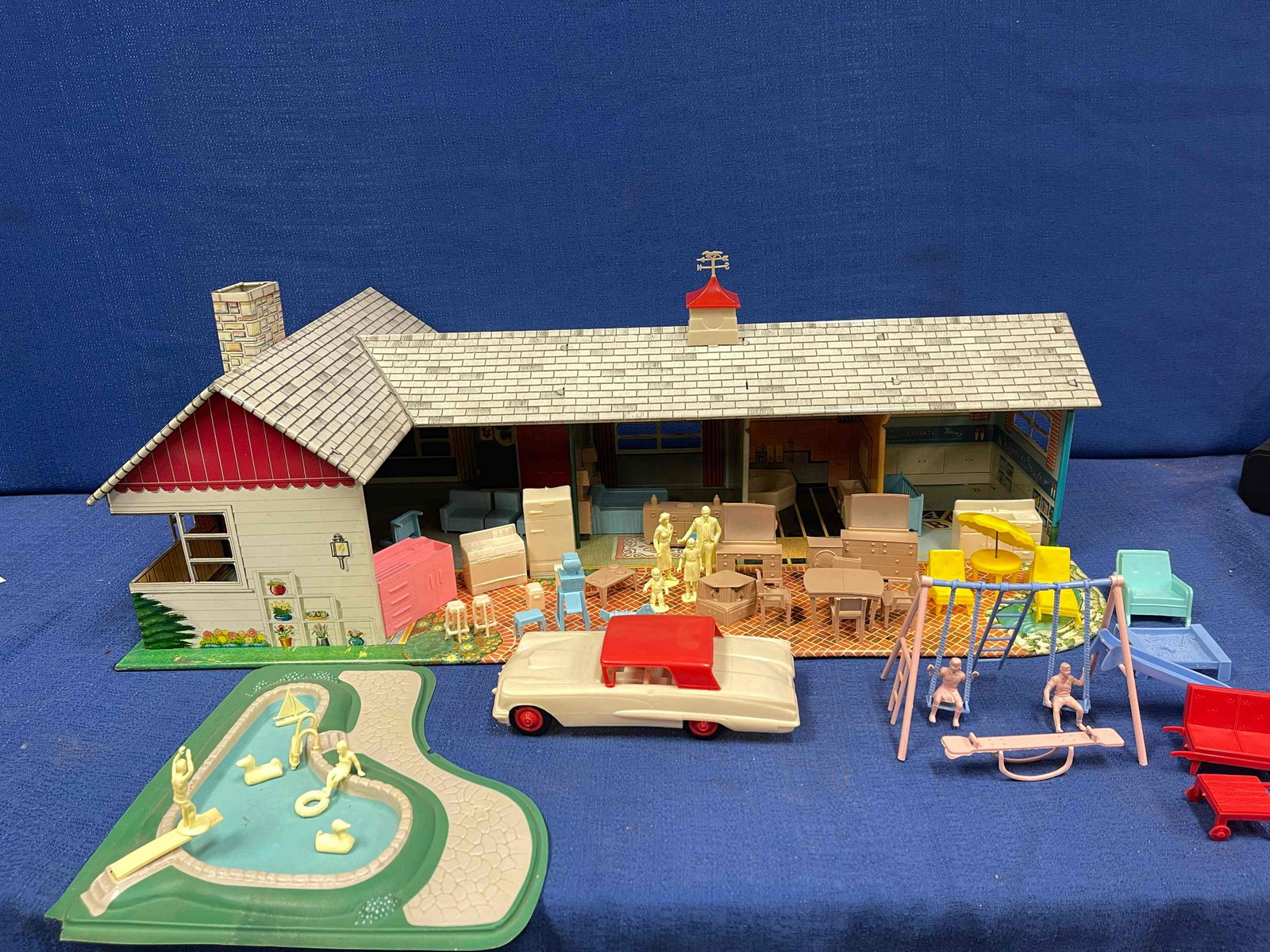 Marx All Metal Doll House: With Pool, Furntiture, and car, VERY NICE! 2 blems on plastic pool.