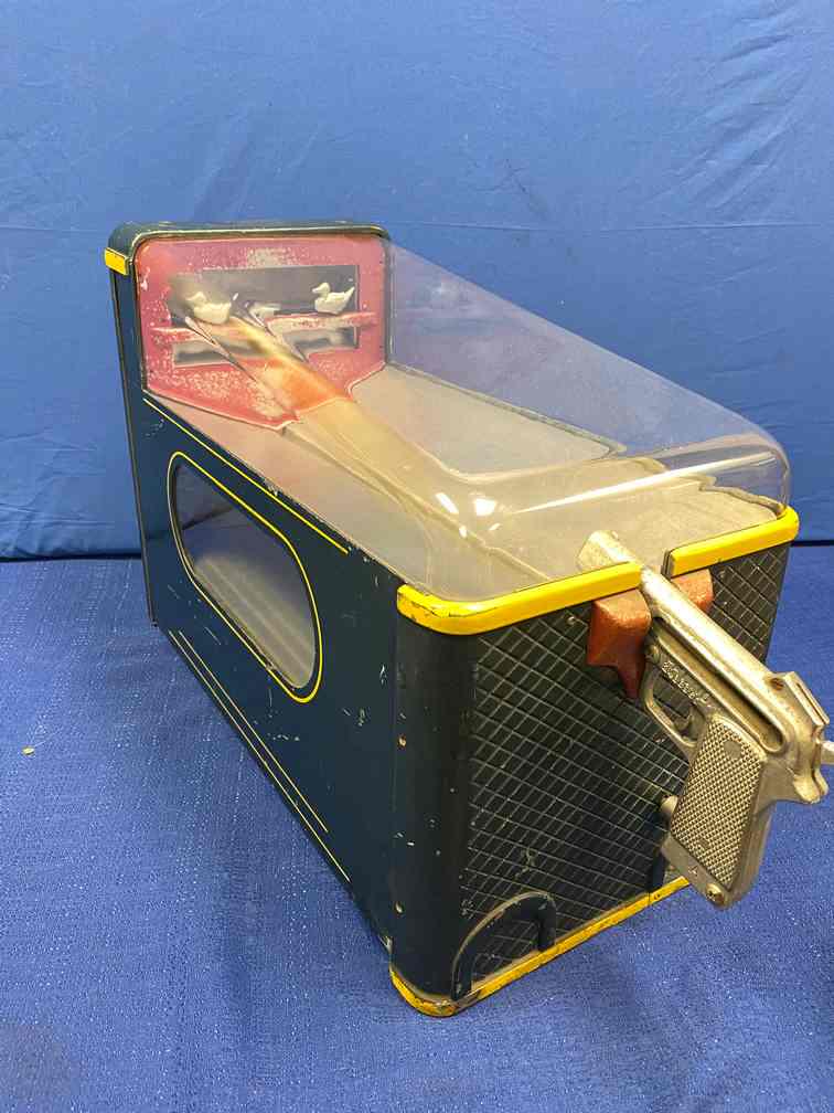 Challenger Duck Shoot Gum Ball Penny Acarade: Circa 1940, WORKS, has new poly dome, original is present, minor paint blems, but it is a very nice unit. Missing exterior banner.