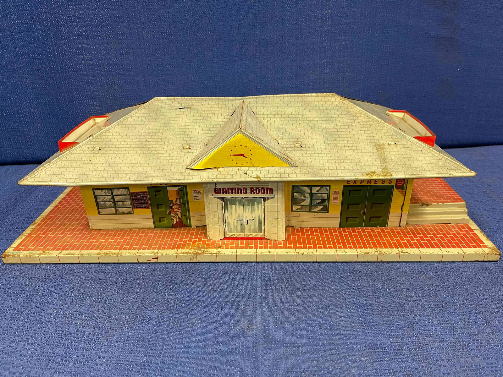 Vintage Marx Tin Train Station (1 of 11)