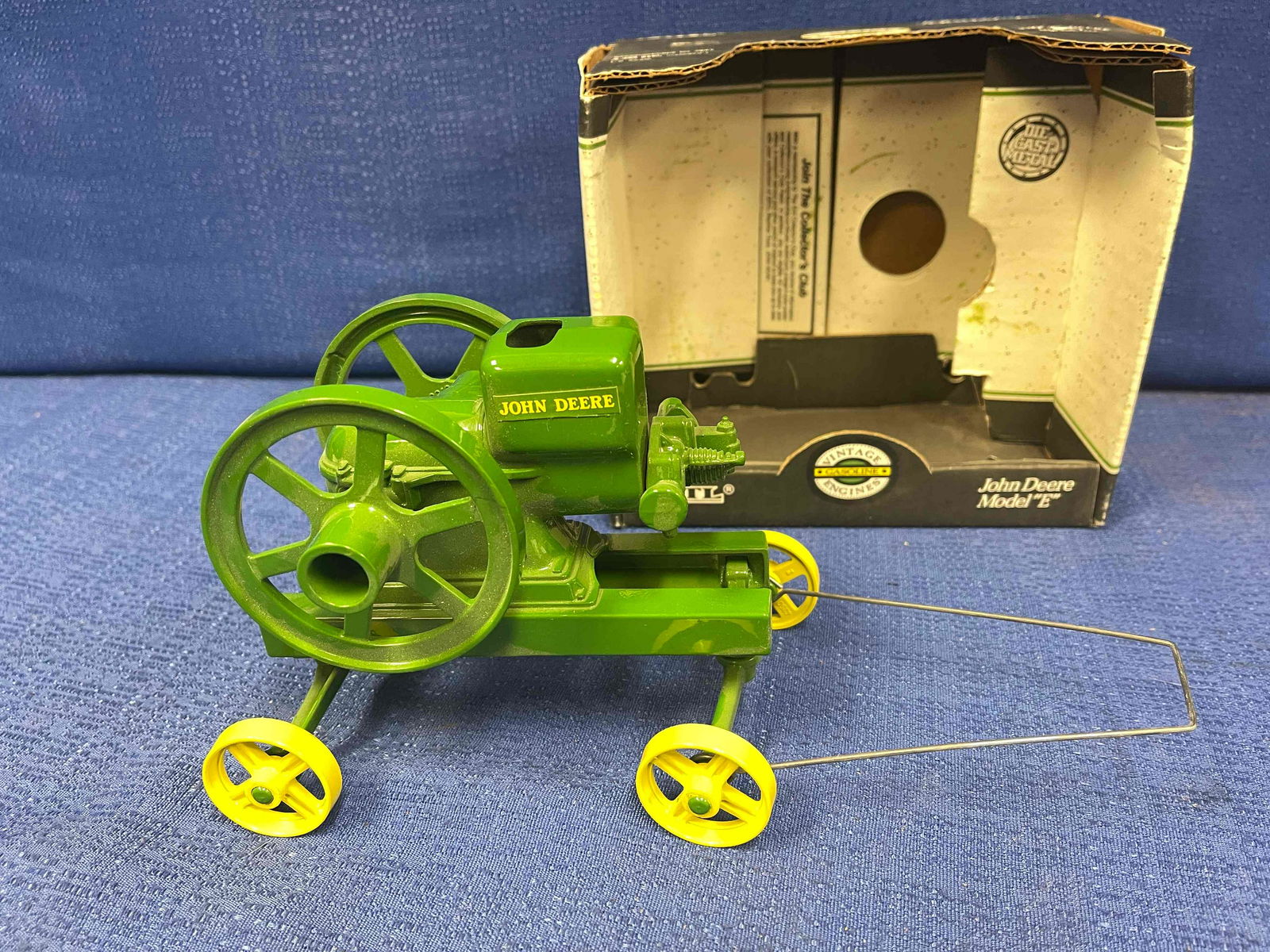 ERTL John Deere Model E Stationary Engine Toy (1 of 10)