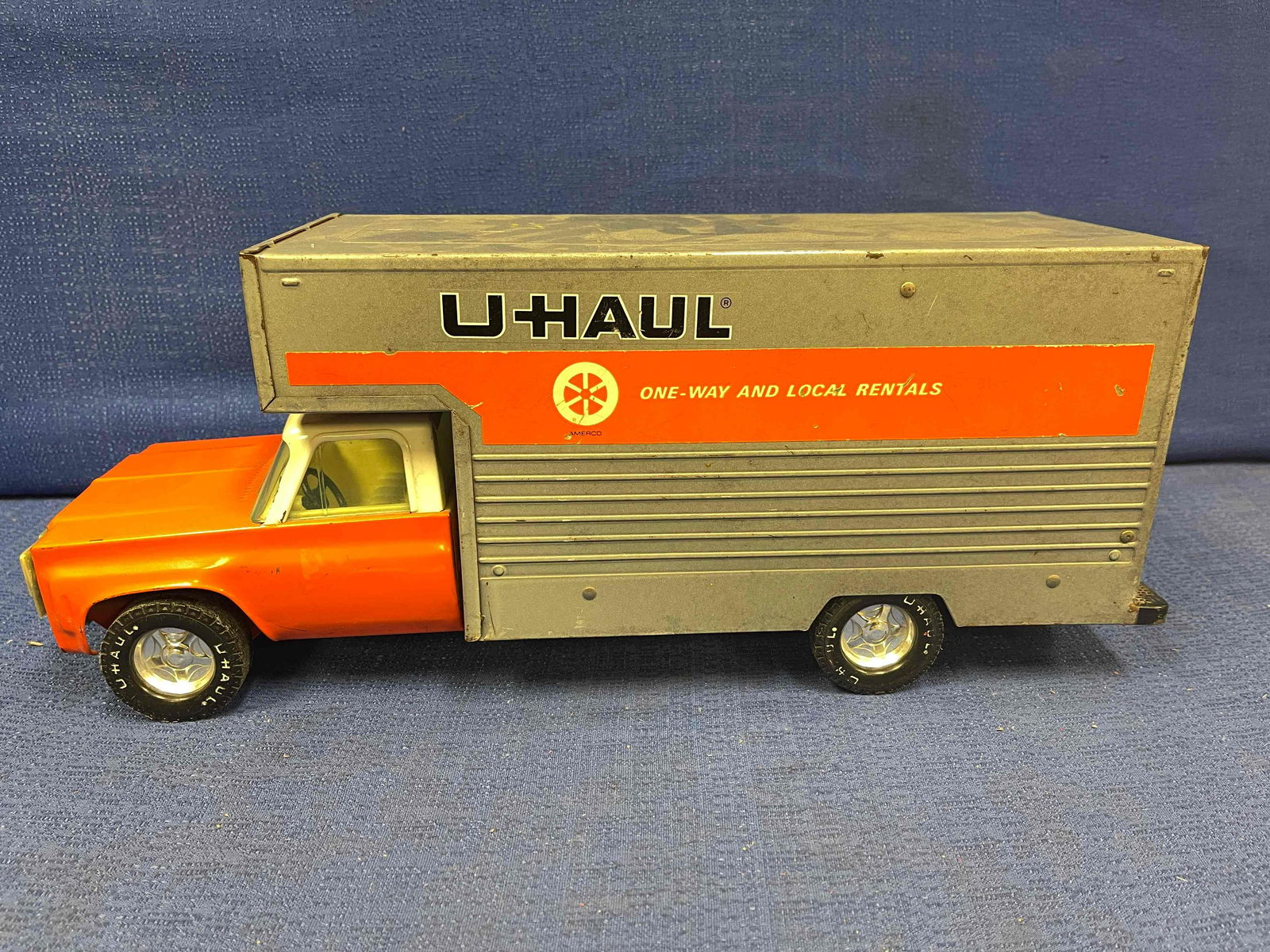 NY-Lint Toy U-Haul Truck (1 of 7)