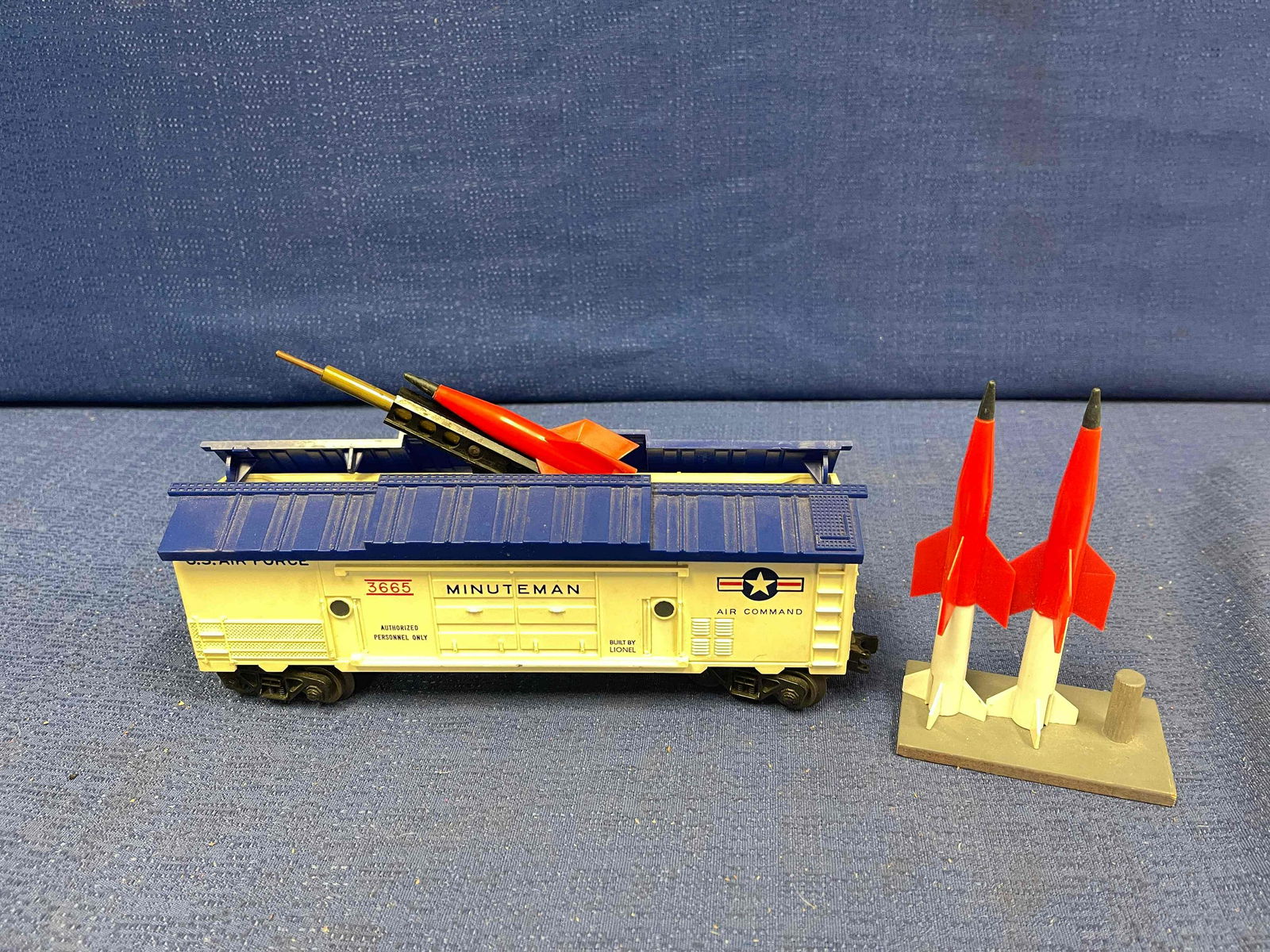 Lionel 3665 Toy Rocket Launcher (1 of 6)