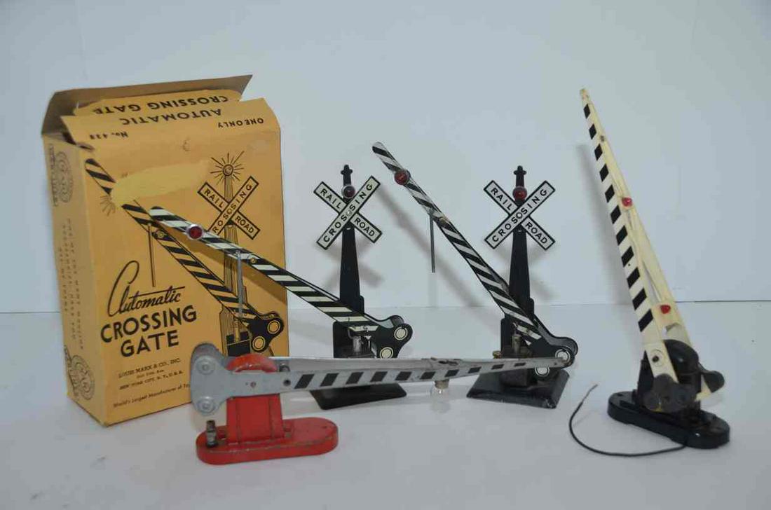 Four Lionel and Marx O Scale Crossing Gates: A lot of four Marx and Lionel O scale crossing gates.