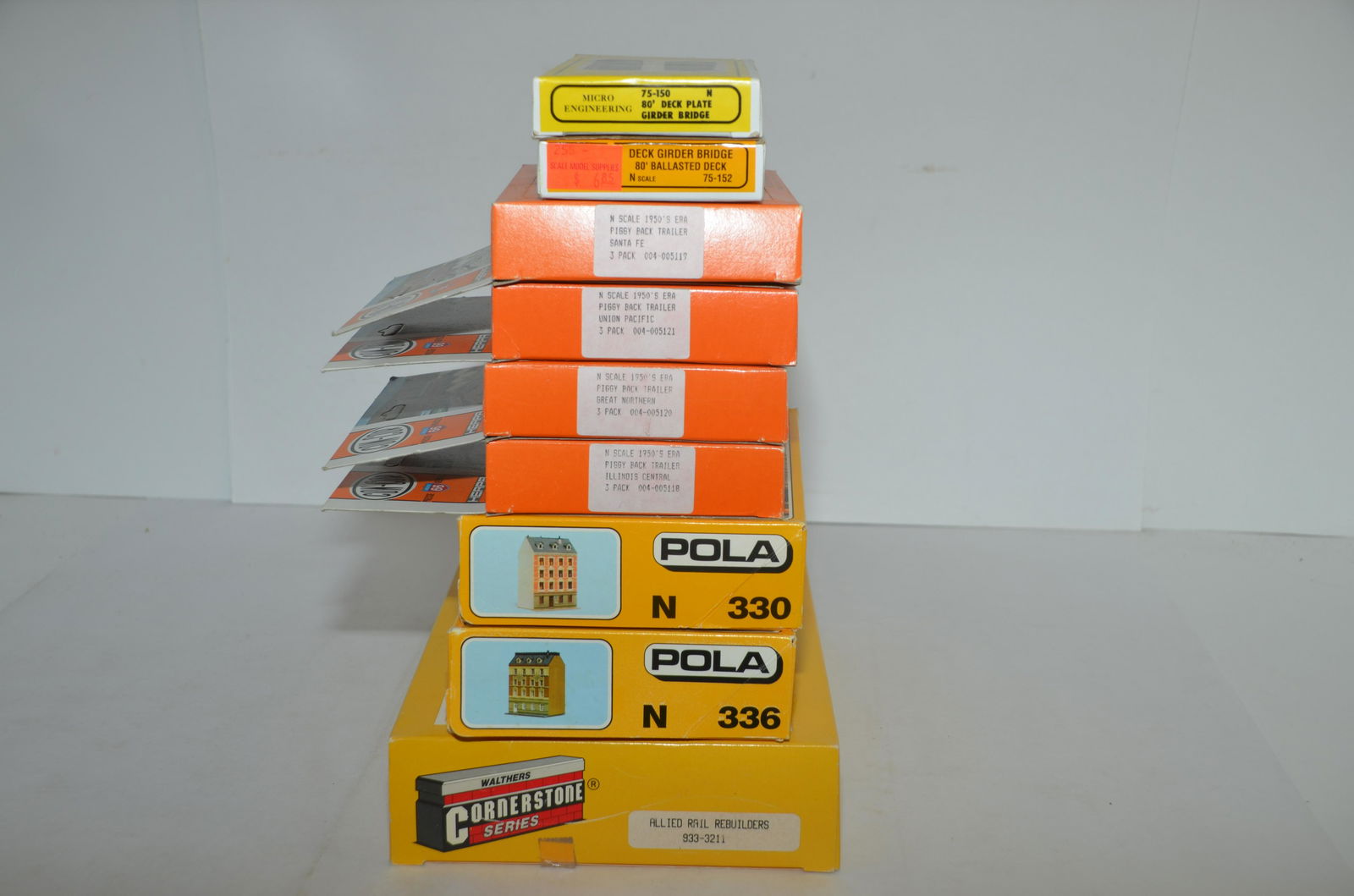 N Scale Structure and Vehicle Lot (1 of 4)