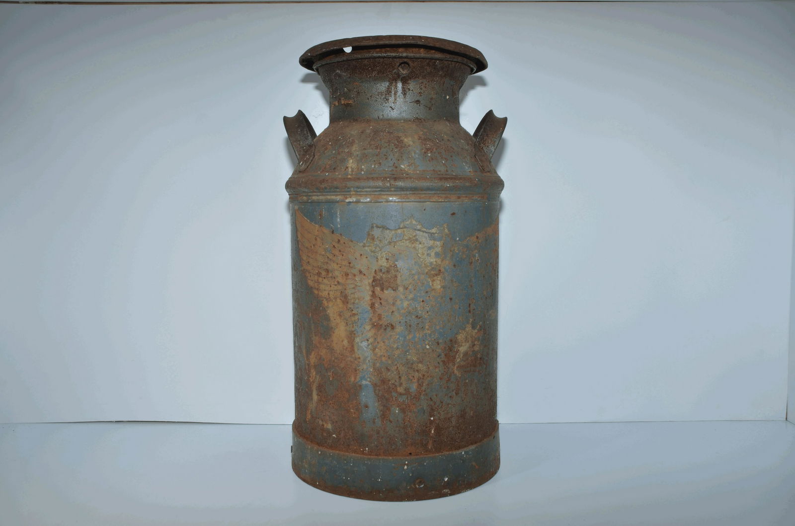 New York Central RR Milk Can-VERY RARE!: Railroad milk cans are extremely difficult to find from just about any railroad. We have had less than a half dozen pass through our hands over the years. This New York Central Railroad can has a well