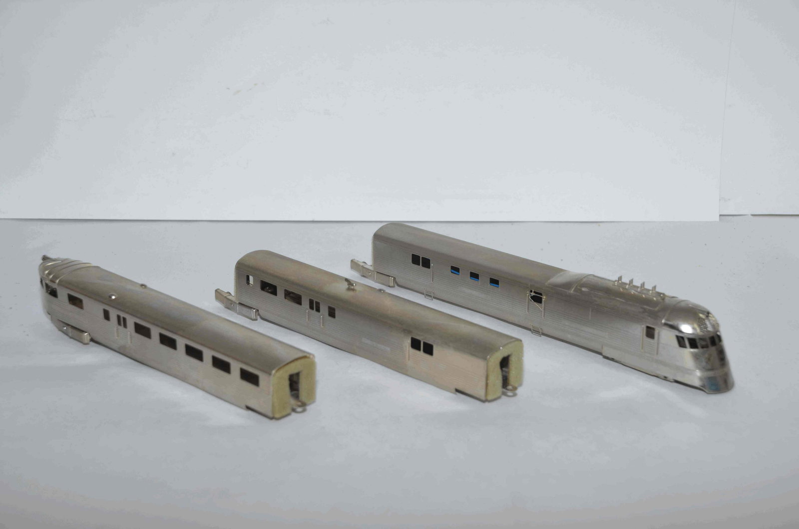 Nickel Plate Brass Products Zephyr Set and 500 Coach-HO Scale: This is a Nickel Plate Brass Products Zephyr Set in HO scale and comes with the extra 500 coach that was sold separately. The set looks brand new, though the locomotive will need servicing to run prop
