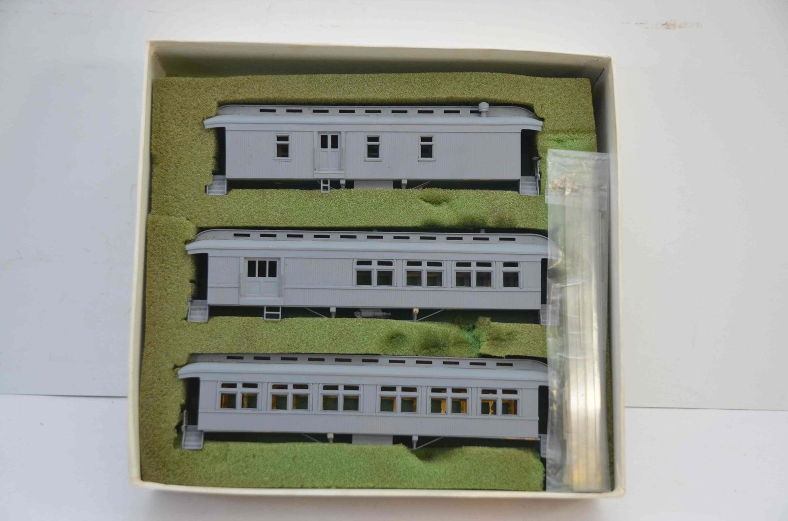 Fujiyama Brass Models Vintage Coach/Baggage Set-HO Scale: This is a Fujiyama Brass Models vintage coach and baggage set in HO scale. The cars have been previously undercoated in light gray and are prepped for painting. Like many of these older sets, trucks,