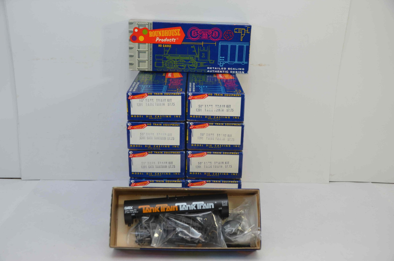 Roundhouse Products 1 Dozen GATX Tank Train Kits-HO Scale: This is a set of 12 Roundhouse Products GATC Tank Train kits that are new and in the original boxes. These are HO scale.