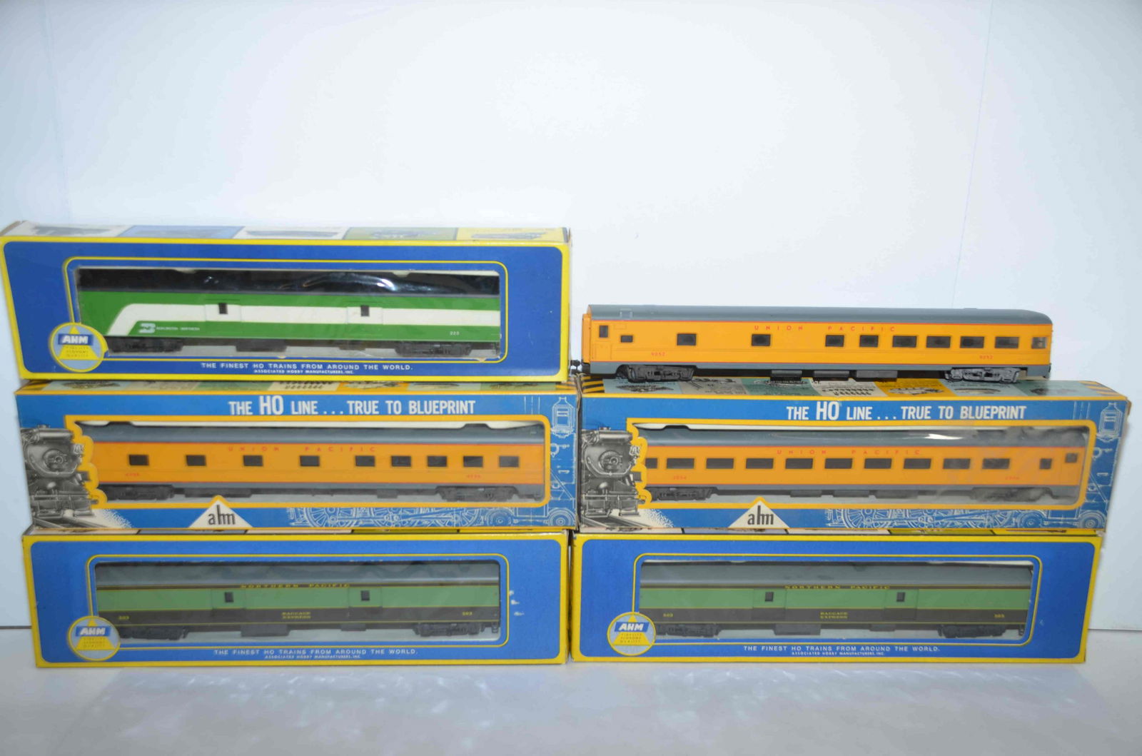 23 Mixed HO Scale Hoppers, Gondolas and Passenger Cars (1 of 8)