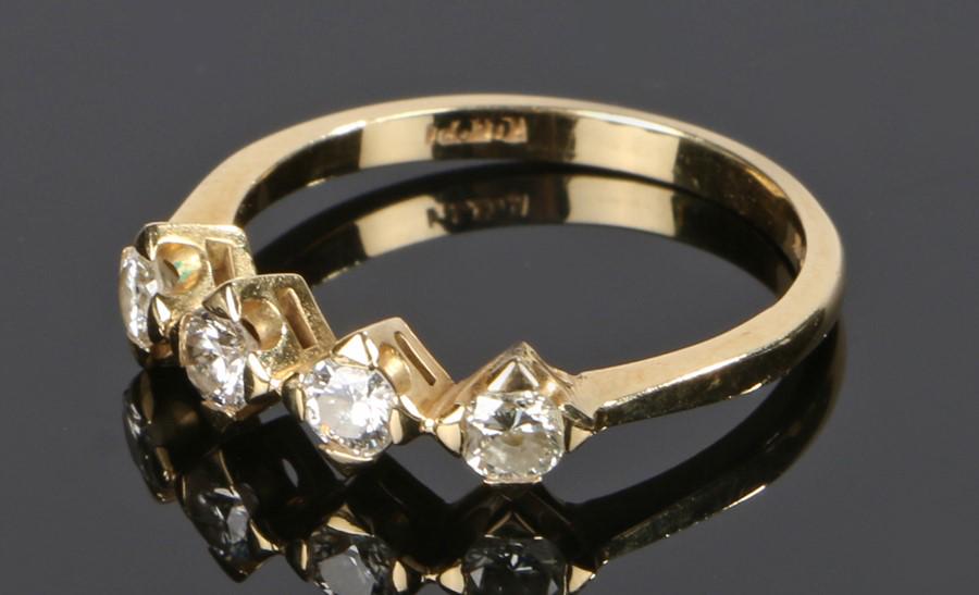18 carat gold diamond set ring, with four diamonds to (1 of 1)