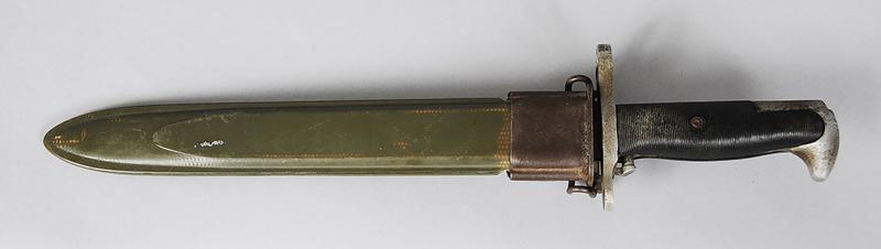 US WW2 Original ?UC? M1 Bayonet Garand: scabbard marked "U.S." within Flaming Bomb, other side marked with raised "v.P./8", blade marked "US", "H" on the grip handle towards pommel, blade 9-7/8 in, overall 14-9/16 in.ÿ