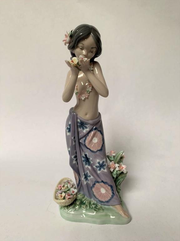 Lladro Aroma Of The Islands #1480: Lladro porcelain figurine #Aroma Of The Islands #1480". Signed. Very good condition. Original box. Measures 9-1/2" x 4". Domestic shipping $45.00 plus 2% insurance.