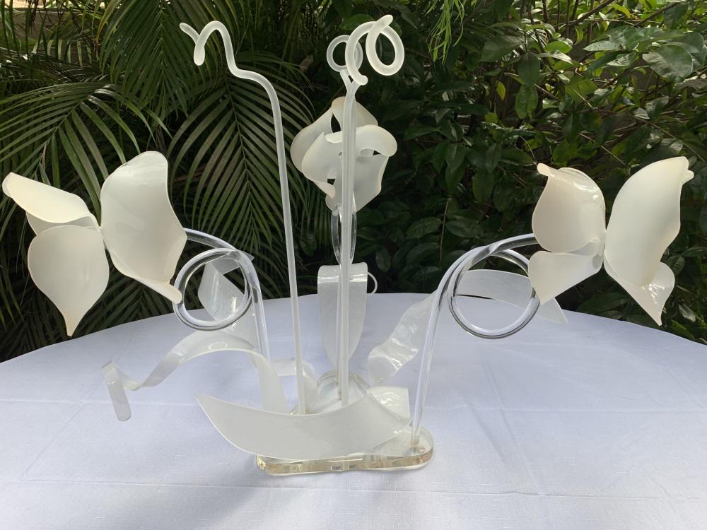 Mid Century Van Teal Acrylic Flower Sculpture: Mid Century Van Teal Acrylic Flower Sculpture. The entire piece disassembles. Unsigned. One leaf missing or in good condition. Measures 24" H x 28" W. This item is too large to be shipped In House. Pl