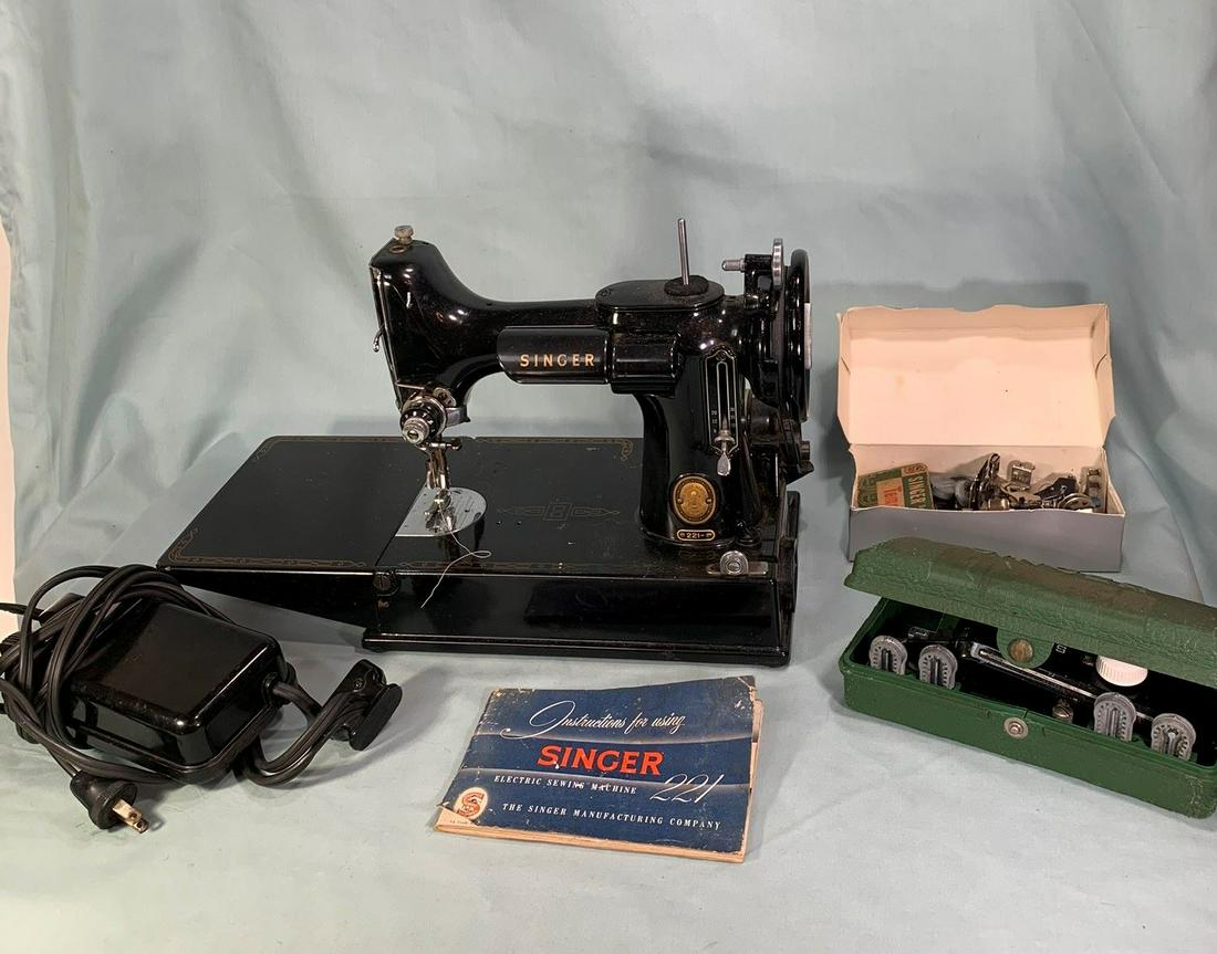 Singer Featherweight 221 Sewing Machine (1 of 7)